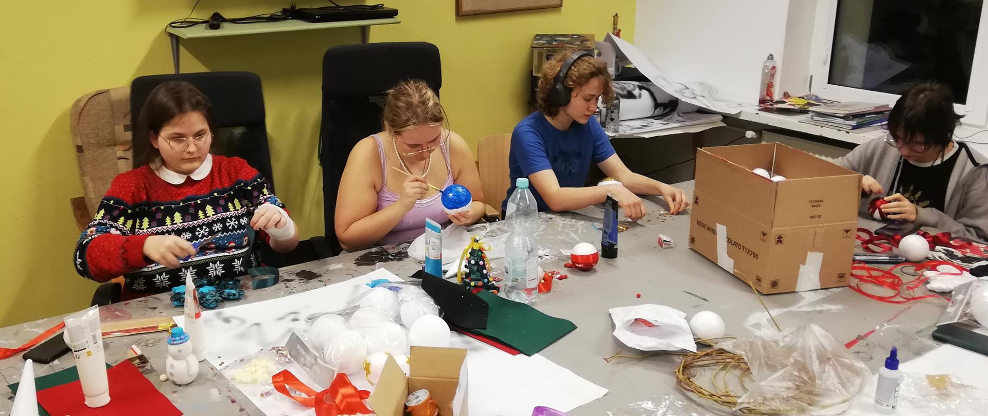 Uczniowie PLSP wykonują ozdoby świąteczne w świetlicy internatu