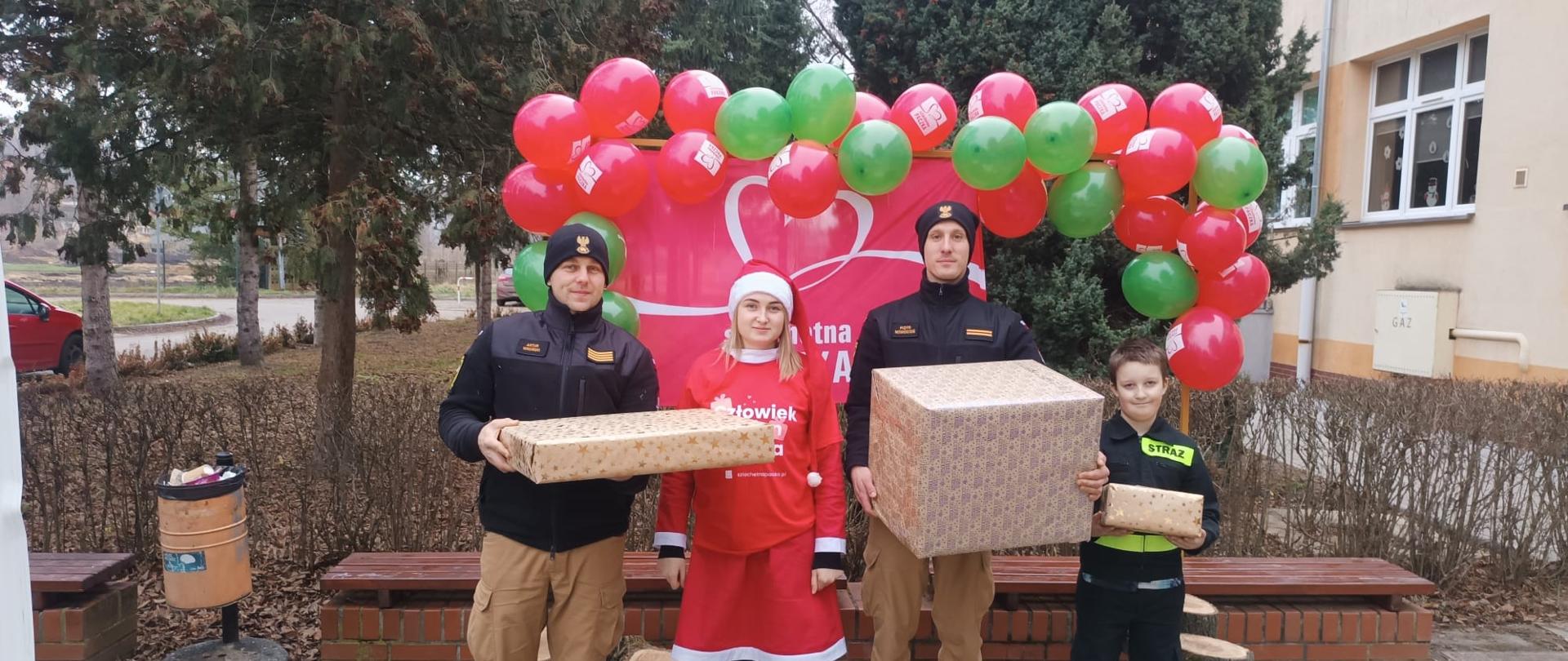 strażacy ze Lwówka Śląskie w tracie przekazania darów w ramach akcji "Szlachetna Paczka"