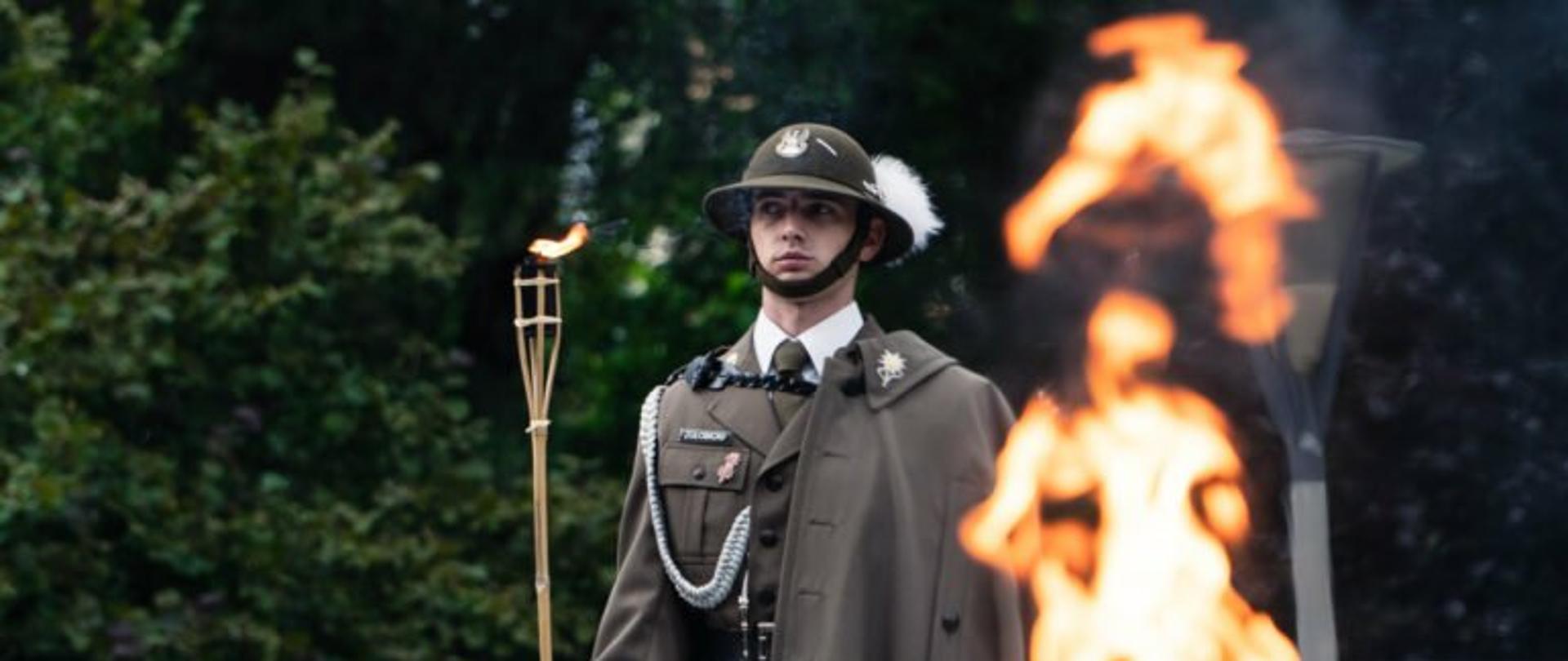 Żołnierz z płonąca pochodnią podczas obchodów rocznicy wybuchu II wojny światowej