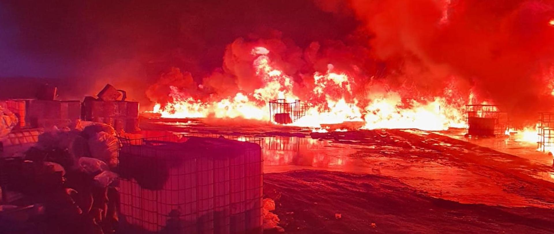 Pożar zakładu produkcyjnego w miejscowości Bystrzyca - zdjęcie przedstawia palące elementy zakładu produkcyjnego
