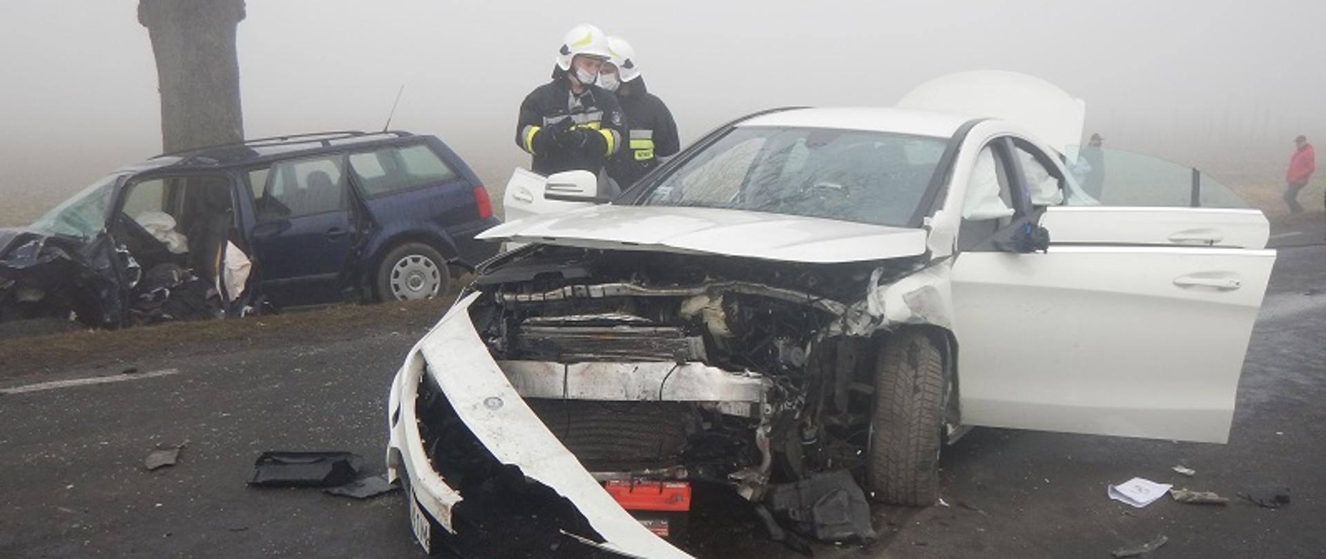 Zdjęcie przedstawia samochody osobowe po wypadku drogowym