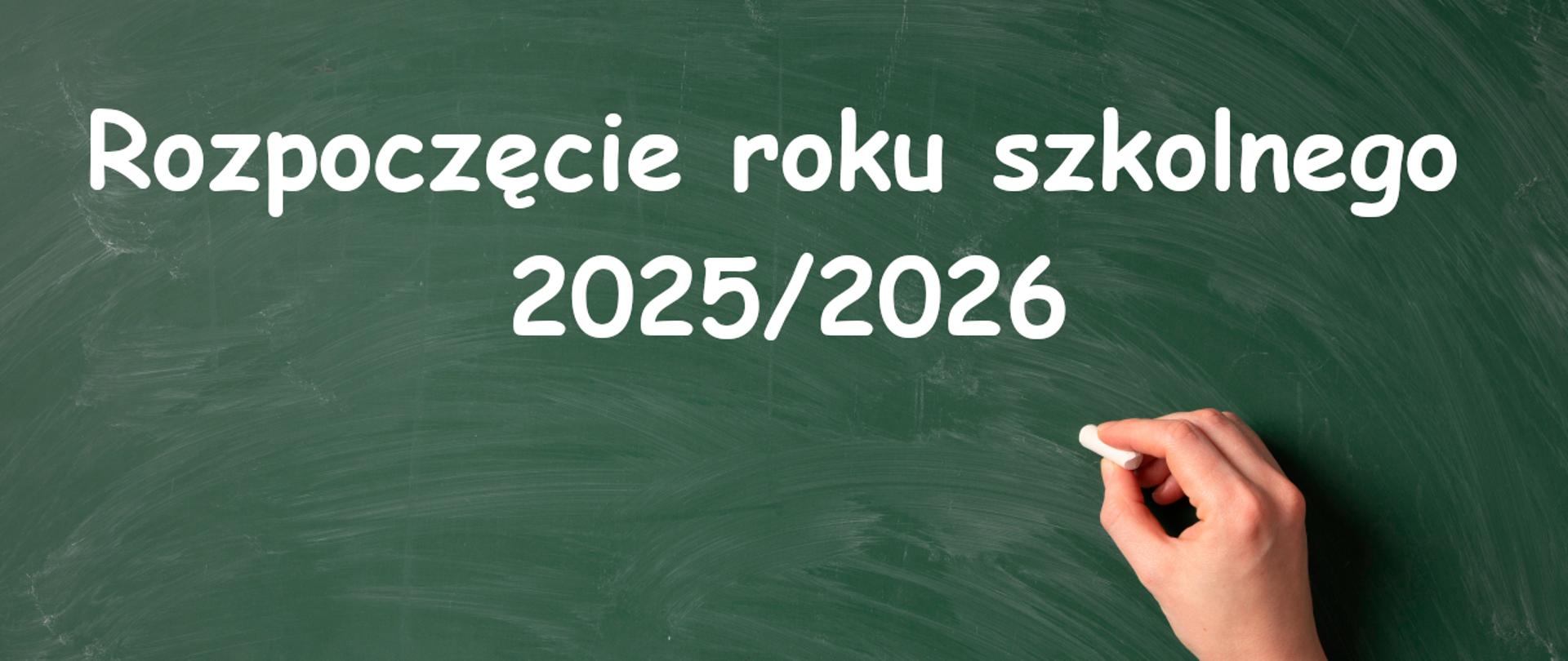 Grafika z napisem na zielonym tle "Rozpoczęcie roku szkolnego 2025/2026". Po prawej stronie na dole ręka trzymająca kredę.