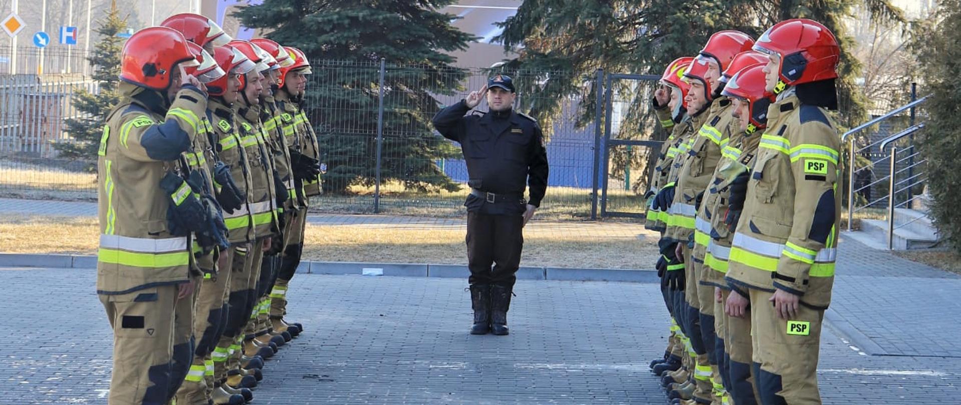 Na zdjęciu strażacy podczas zmiany służby