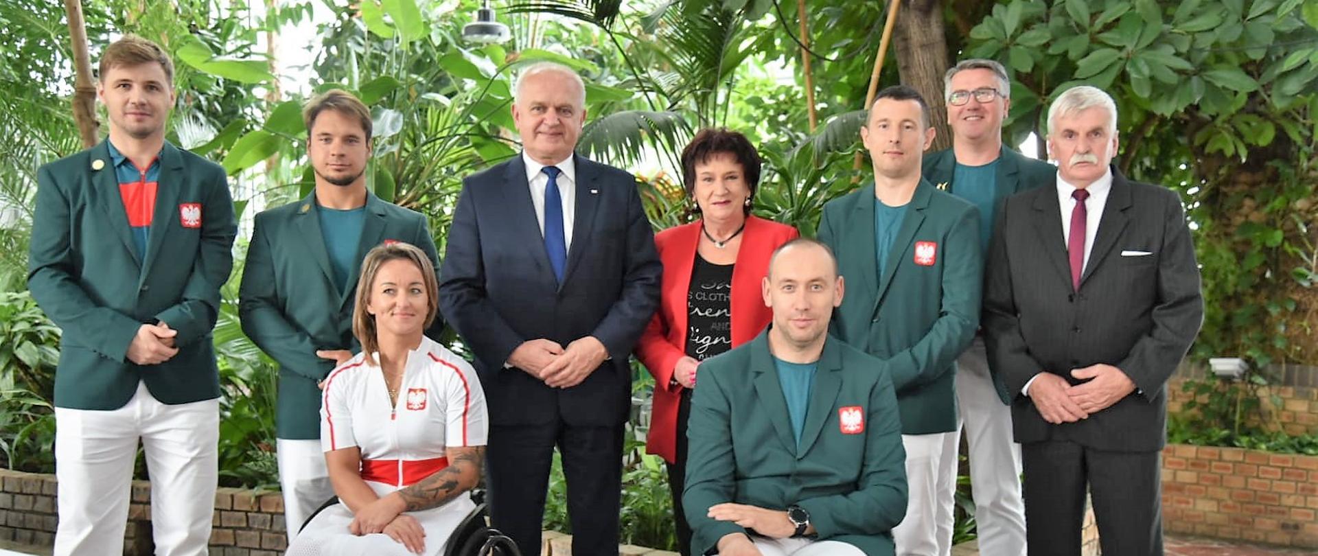 Zawodnicy ubrani w Zielone stroje pozują do wspólnego zdjęcia z wojewodą 