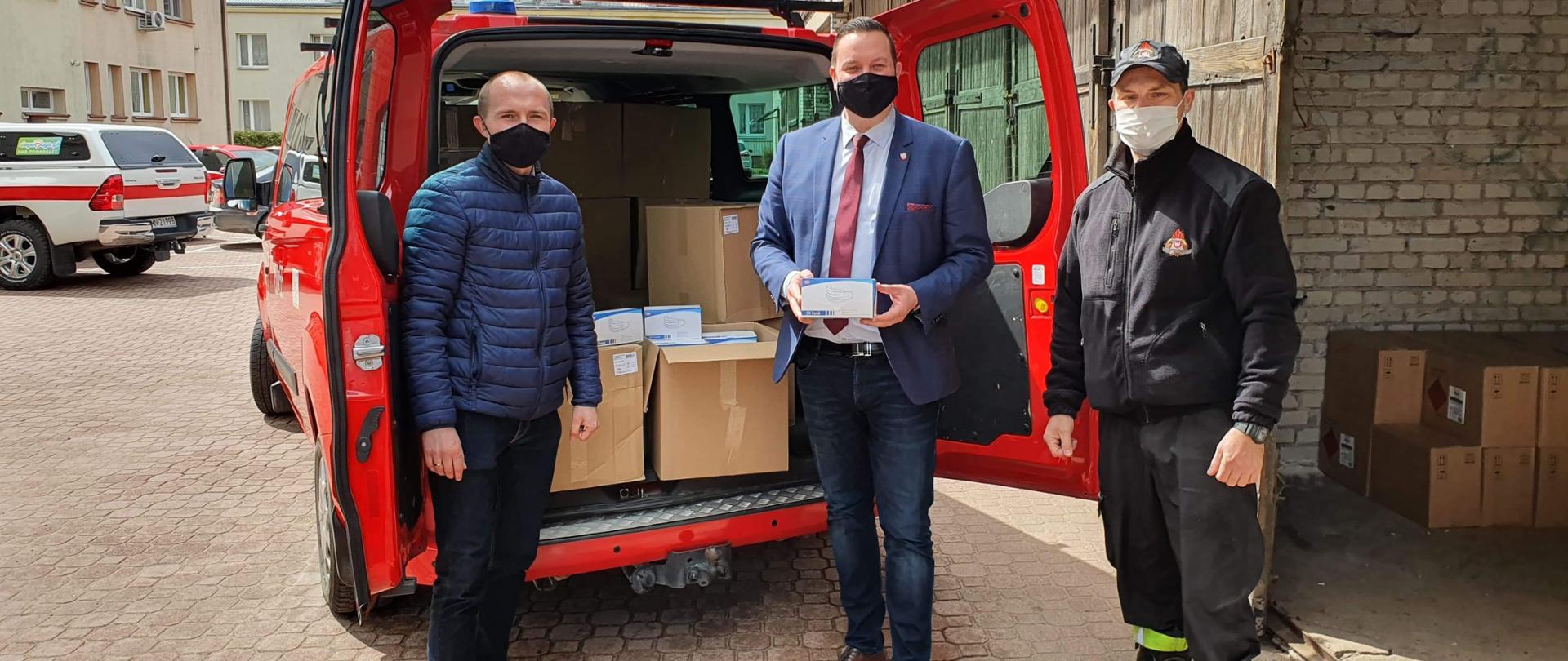 Przekazanie maseczek do Starostwa Powiatowego w Mońkach.