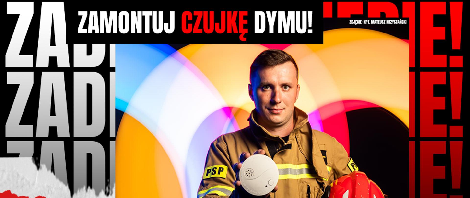 poster Zadbaj o Siebie zamontuj czujkę dymu, zdjęcie strażaka w ubraniu specjalnym bez nakrycia głowy trzymającego w ręce czujkę dymu, podpis większość śmiertelnych pożarów powstaje w nocy! Daj sobie i swoim bliskim szansę na ucieczkę, gdy w Twoim domu powstanie pożar!