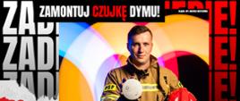 poster Zadbaj o Siebie zamontuj czujkę dymu, zdjęcie strażaka w ubraniu specjalnym bez nakrycia głowy trzymającego w ręce czujkę dymu