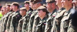 18 Stołeczna Brygada Obrony Terytorialnej ze sztandarem