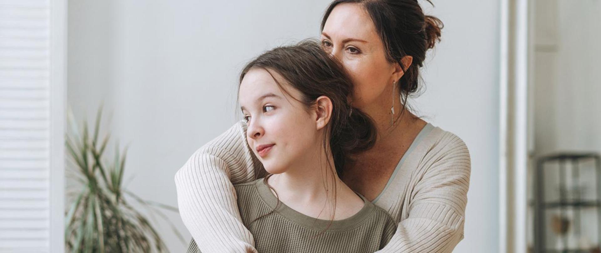 Matka obejmująca nastoletnią córkę