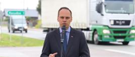 Wiceminister infrastruktury Rafał Weber podczas konferencji prasowej