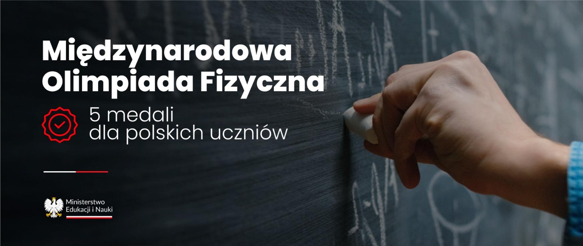 Ręka pisząca wzory na tablicy, obok napis Międzynarodowa Olimpiada Fizyczna - 5 medali dla polskich uczniów.