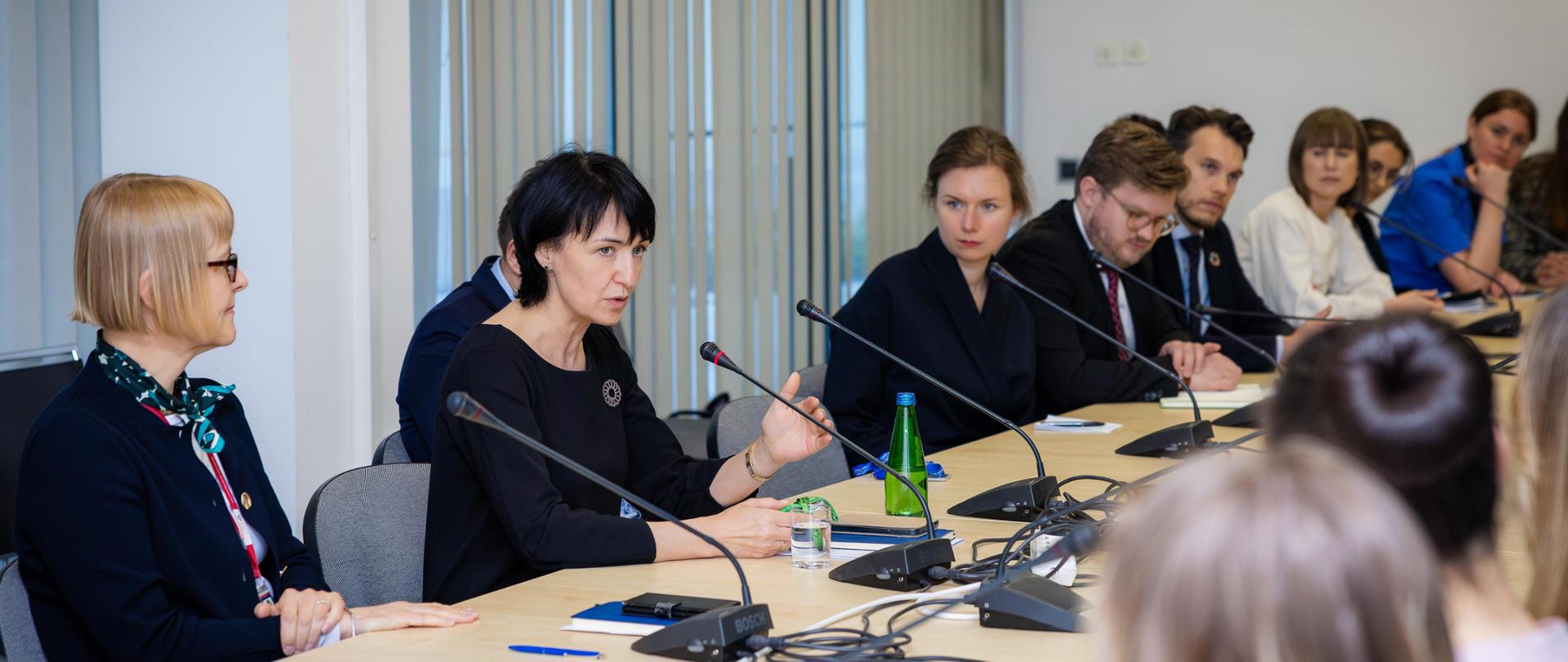 wizyta grupy młodych dyplomatów ze Szwecji wraz z rektorem Akademii Dyplomatów Urlikiem Tiderstromem