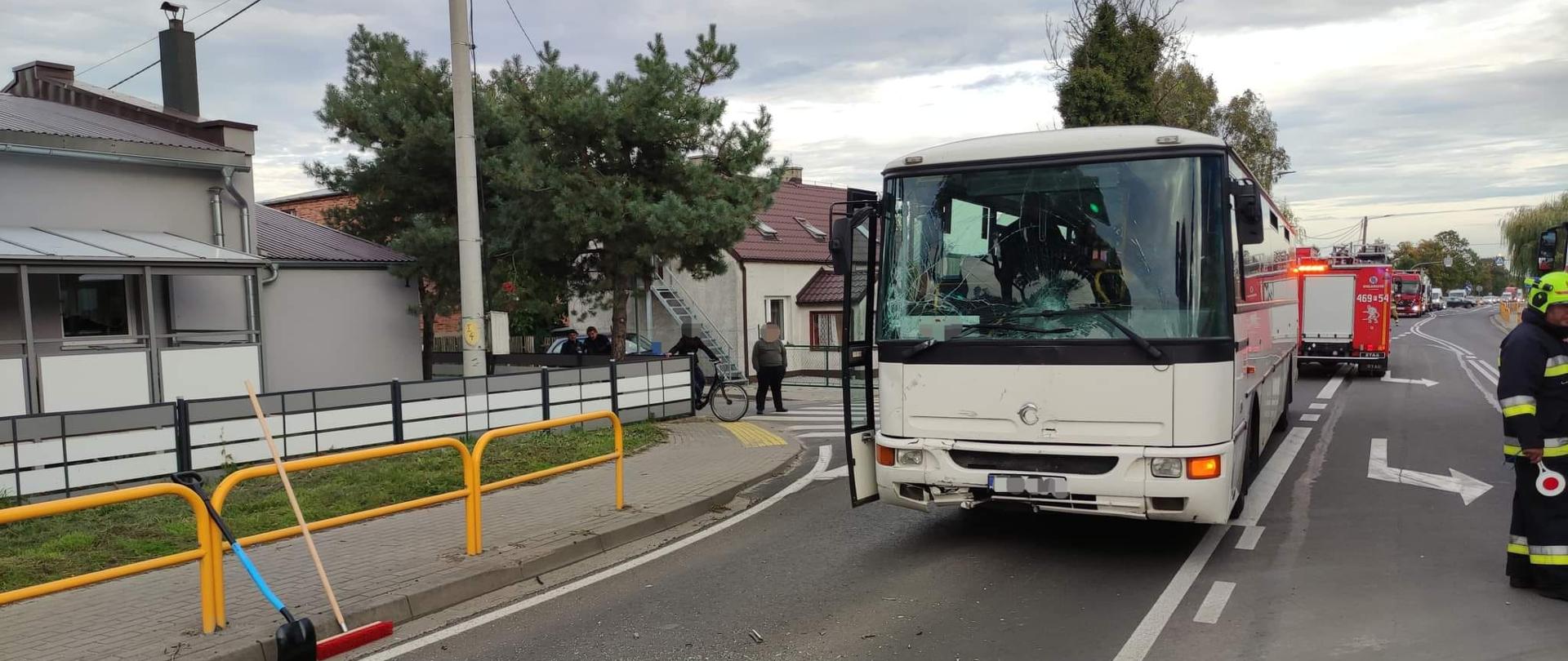 widoczne miejsce zdarzenia uszkodzone pojazdu praz służby usuwające skutki zdarzenia