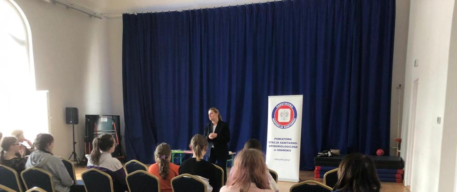 Zbiorowe zdjęcie przedstawiciela Inspekcji Sanitarnej oraz uczennic uczestniczących w akcji prozdrowotnej