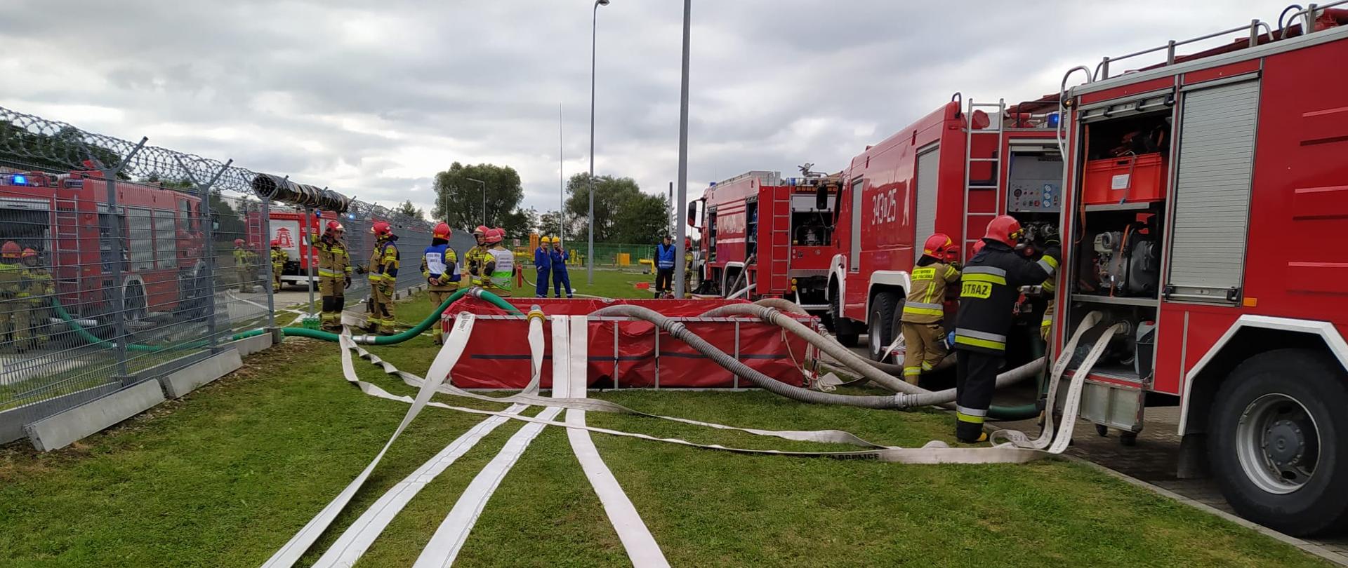 Strażacy rozwijają węże