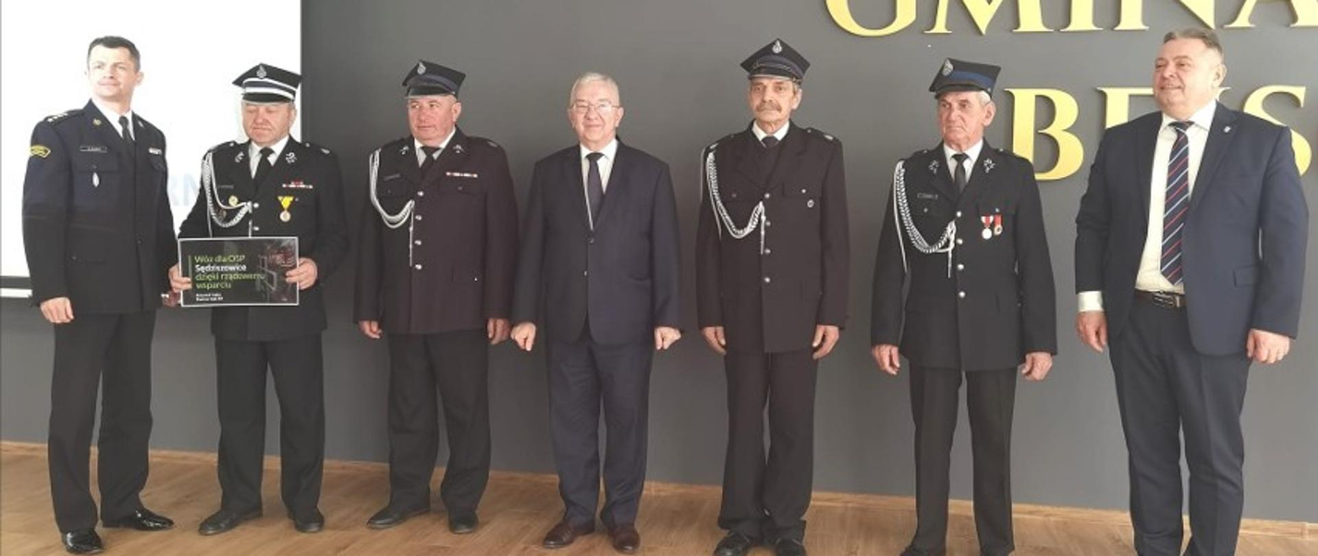 Informacje o bezpieczeństwie podczas Sesji Rady Gminy w Bejscach połączone z uroczystym wręczeniem promes-powiat kazimierski