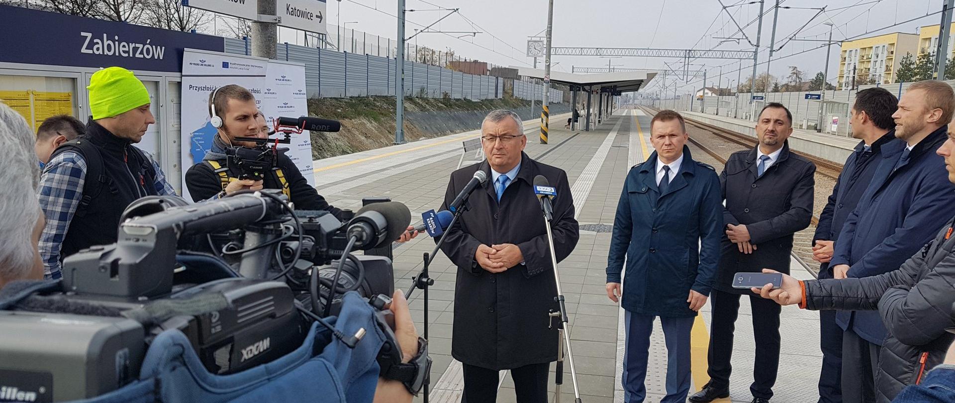 Minister A. Adamczyk na stacji w Zabierzowie