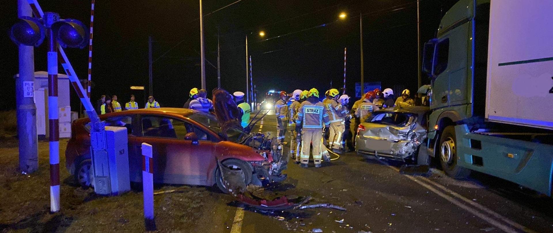 Na zdjęciu widać przejazd kolejowy na którym doszło do zderzenia dwóch samochodów osobowych oraz samochodu ciężarowego