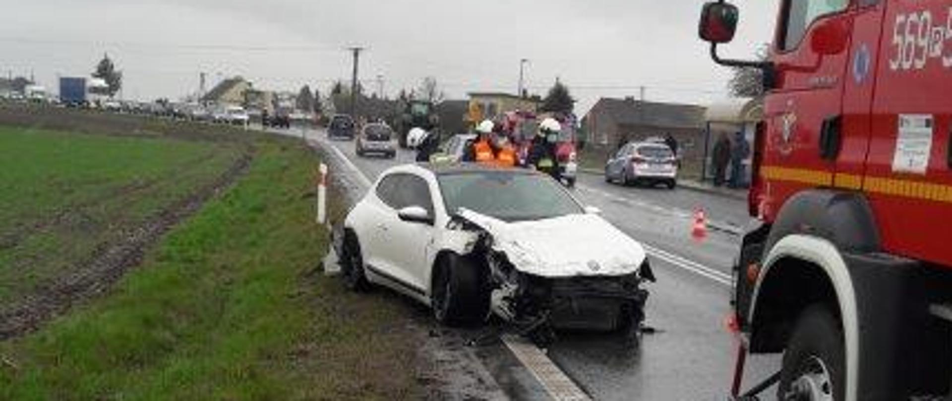 Na zdjęciu po prawej stronie widoczna jest część samochodu strażackiego a przed nim uszkodzony samochód osobowy, który brał udział w zdarzeniu drogowym. 