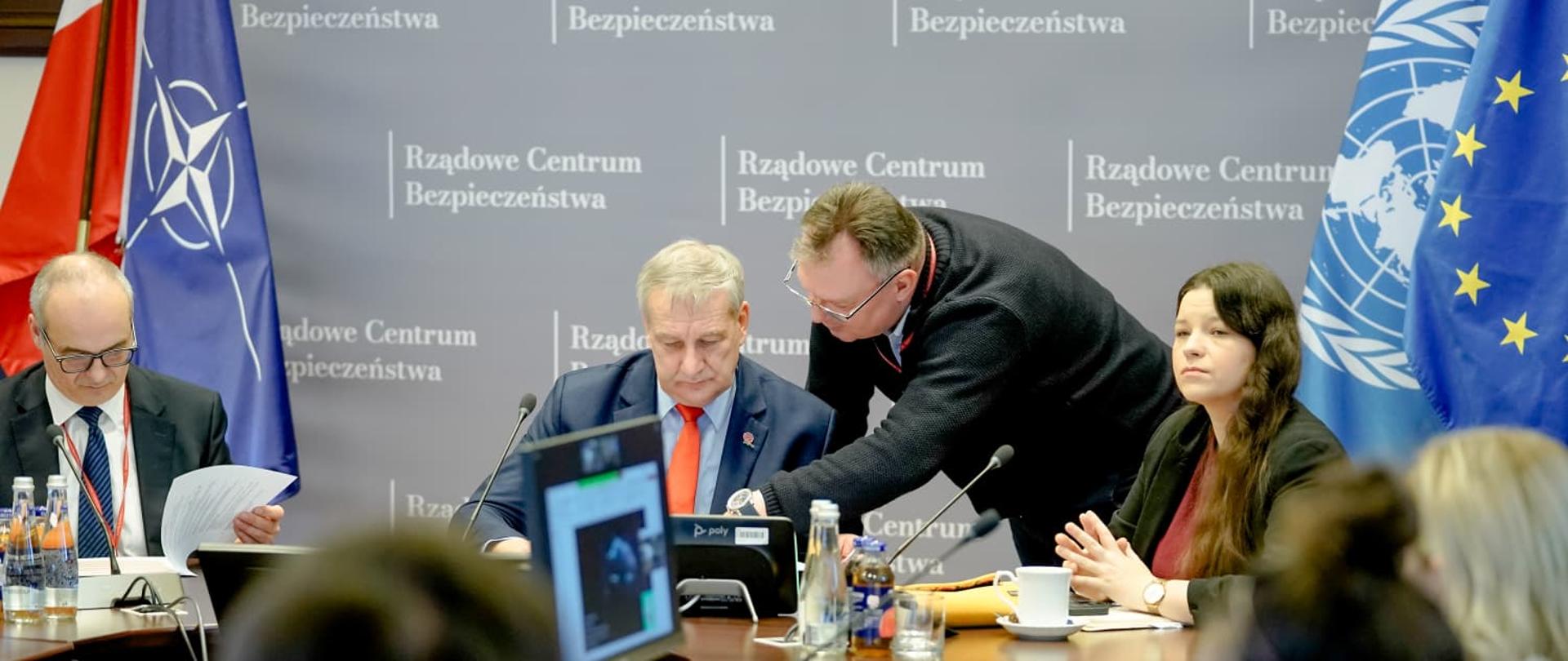 Wiceminister Wiesław Szczepański podczas spotkania sztabu w RCB