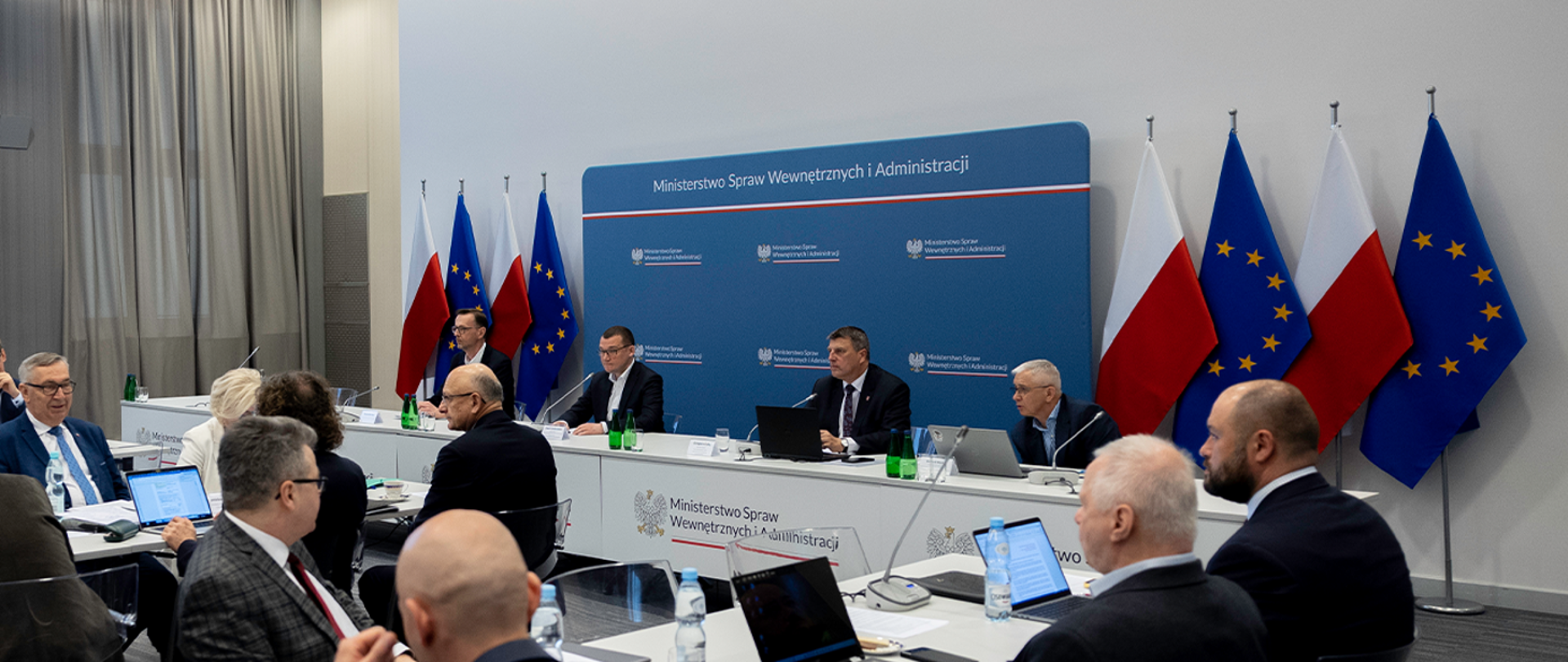 Członkowie Komisji podczas posiedzenia plenarnego