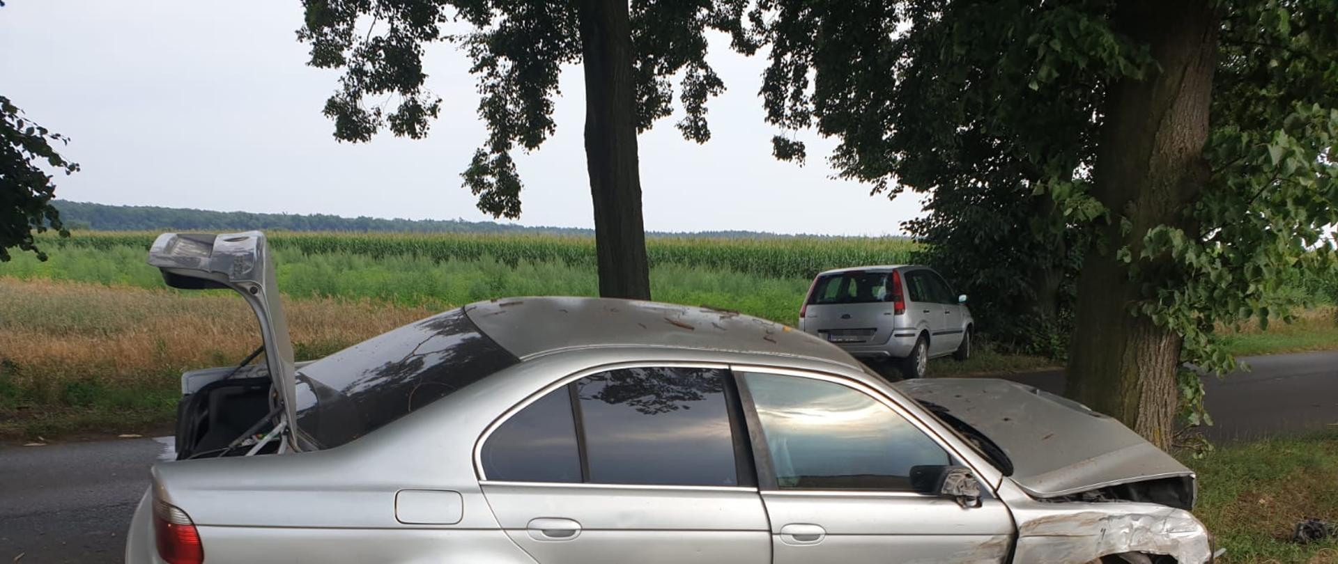 Samochód osobowy BMW uderzył w drzewo, ma rozbity przód, 