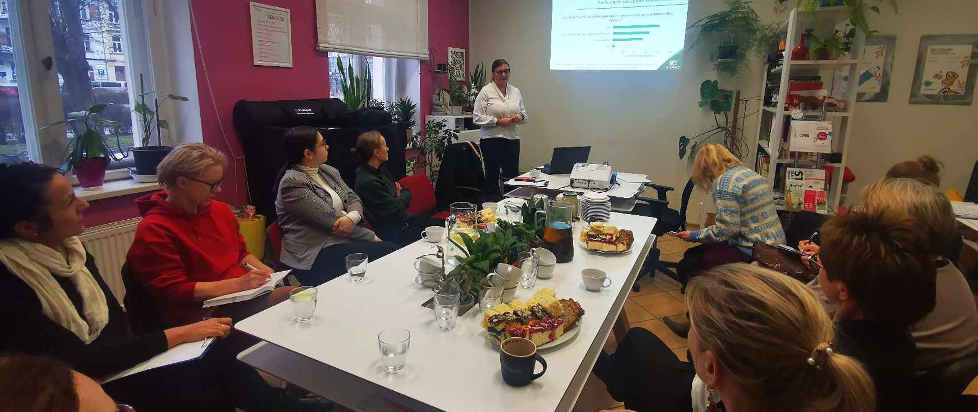 Pracownik WIJHARS w Olsztynie prowadzący szkolenia dla wytwórców żywności zrzeszonych w kooperatywie społecznej pn. „Inicjatywie Łącznik”