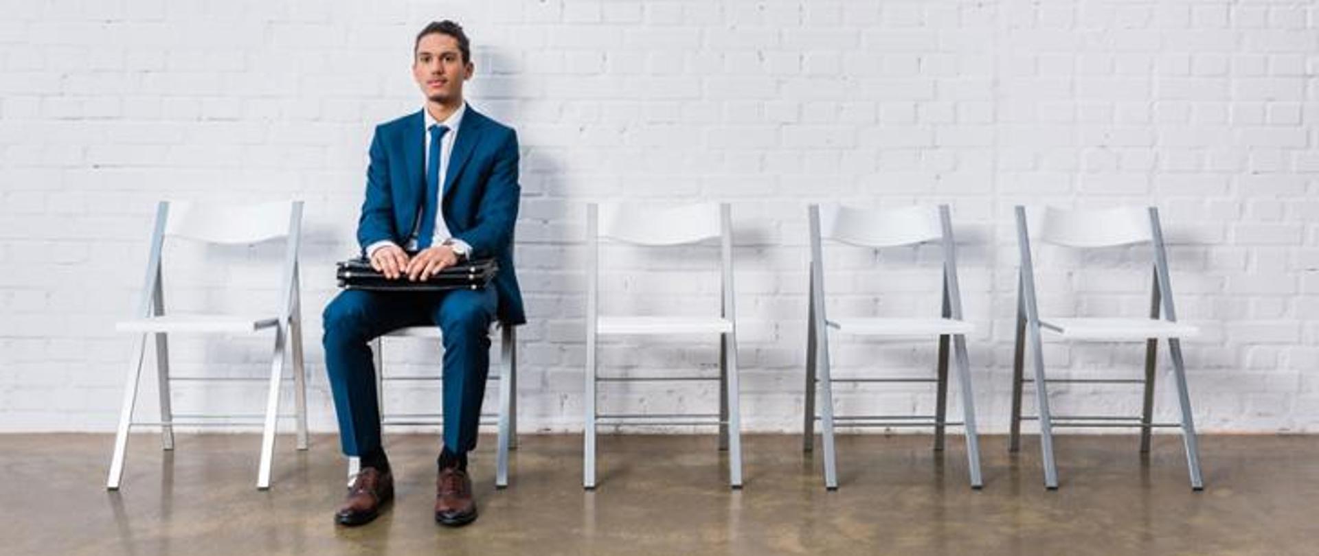 Jeden mężczyzna siedzący na krześle w poczekalni