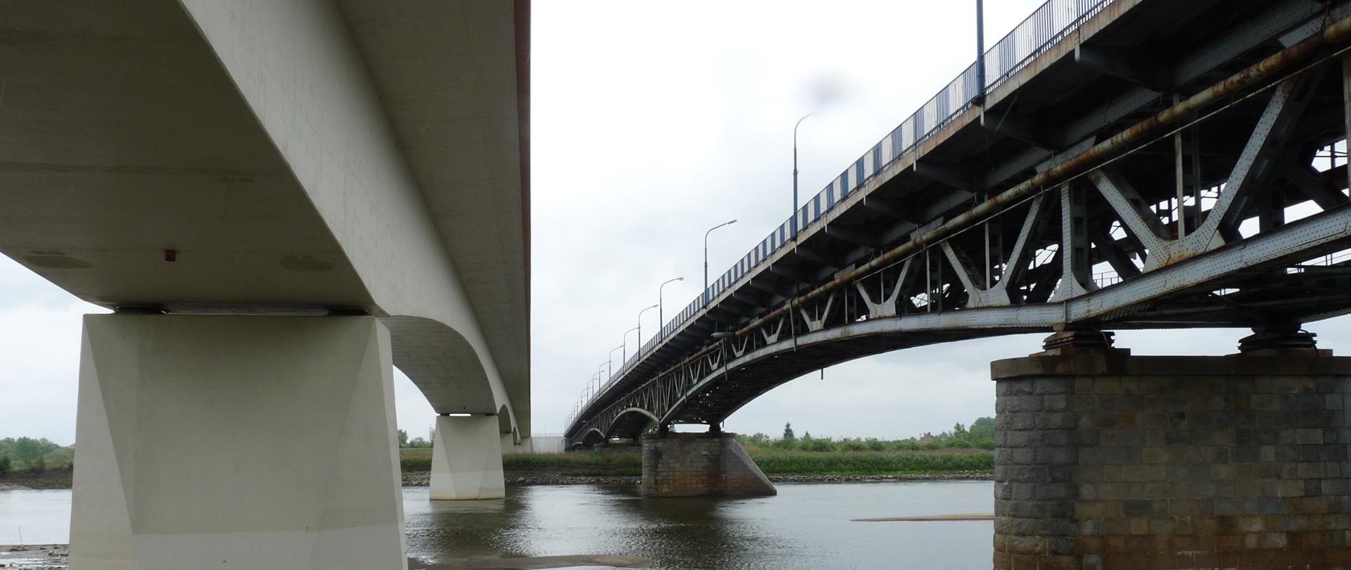 DK77 mosty w Sandomierzu - dwa obiekty stary i nowy sfotografowane od dołu 