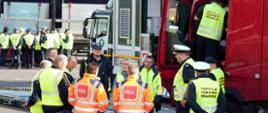 Wspólne kontrole pojazdów ciężarowych w ramach międzynarodowych warsztatów TECHCA w Radomiu. 