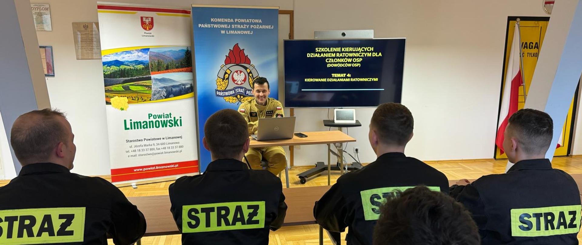 Oficer straży pożarnej podczas szkolenia druhów osp.