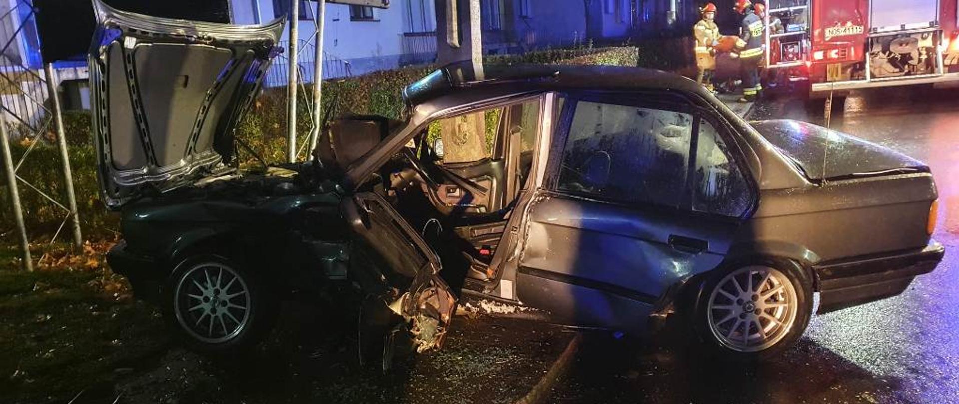 Rozbity samochód osobowy po zderzeniu i uderzeniu w słup