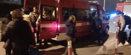 Pora nocna. Przewóz uchodźców do miejsca zakwaterowania pojazdem typu SLBus z KP PSP Wadowice.