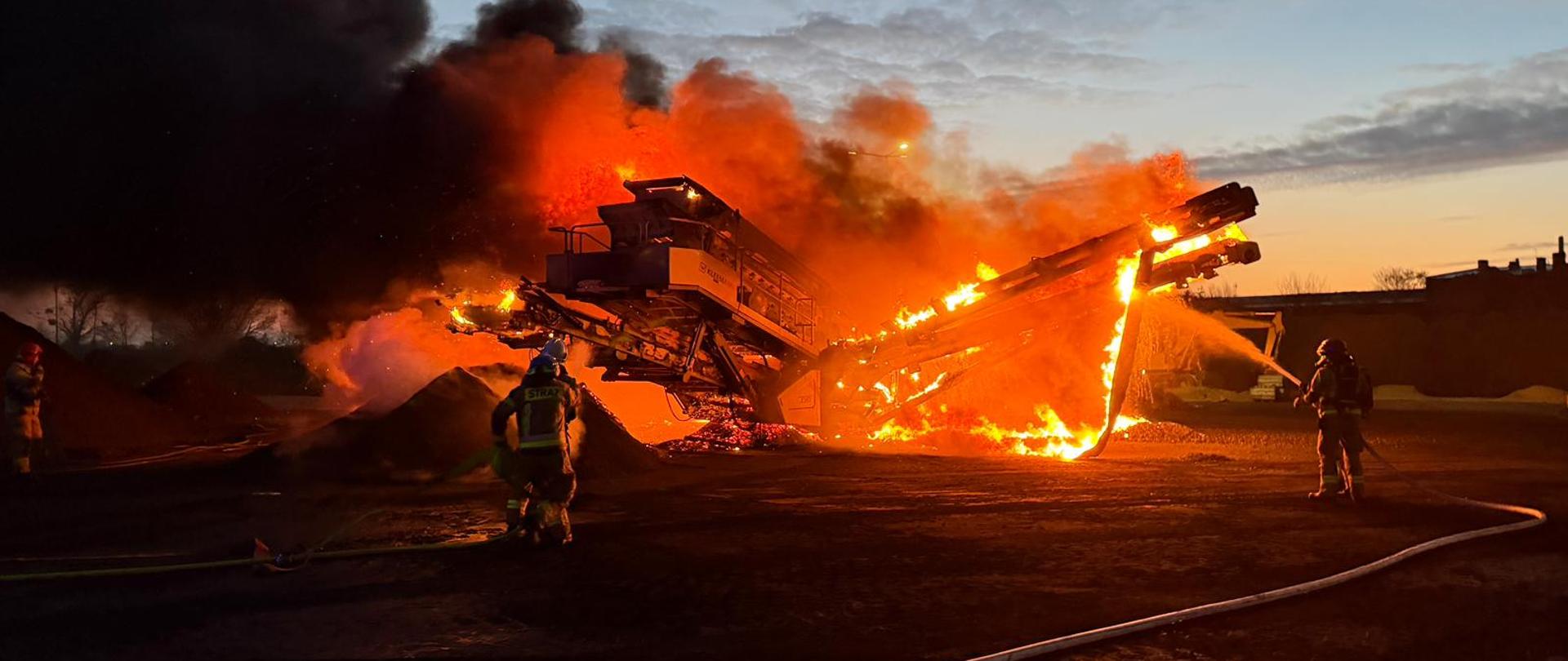 pożar maszyny do sortowania węgla objęta całkowicie pożarem, strażacy gaszą pożar przy użyciu wody