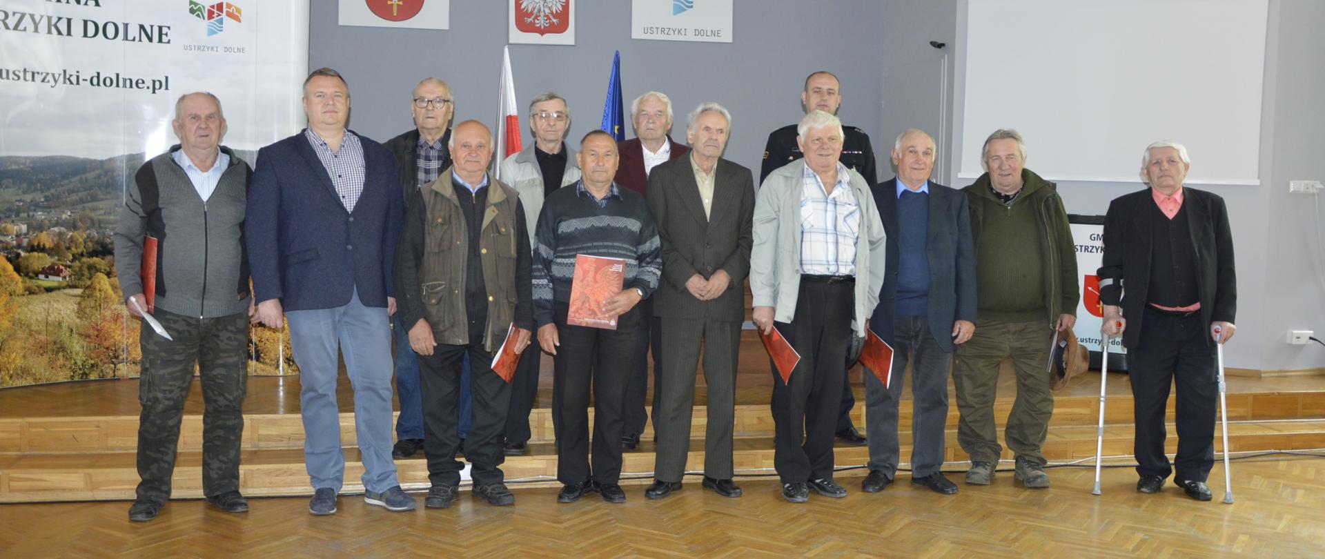 Zdjęcie grupowe z osobami, które otrzymały świadczenia ratownicze