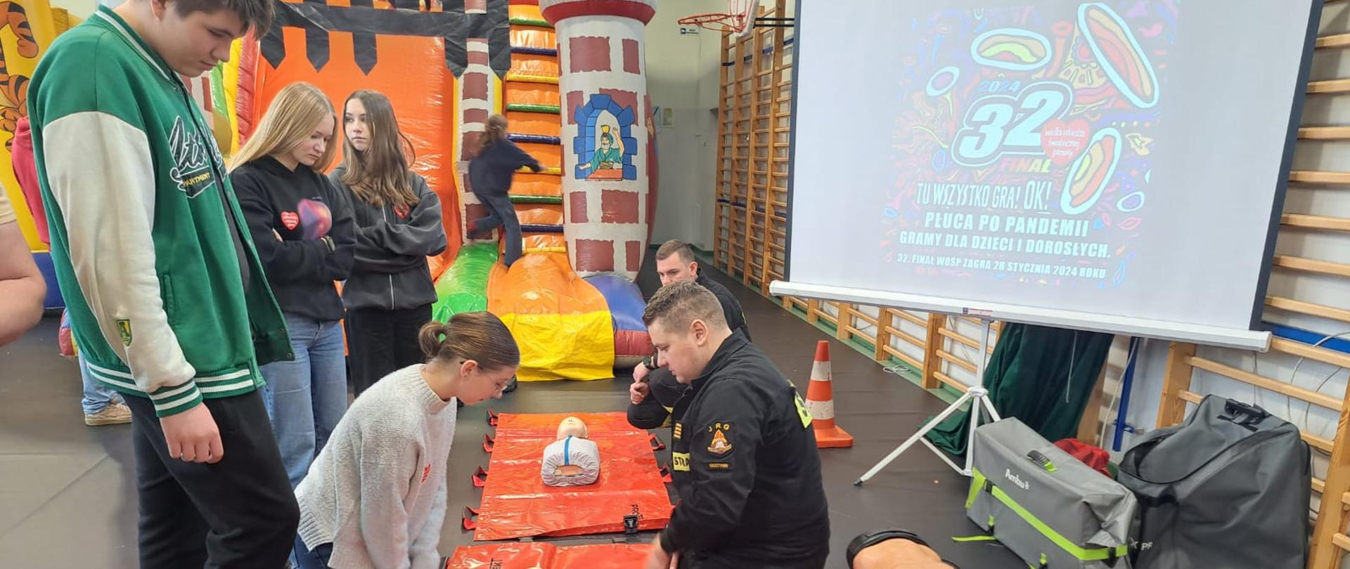 Strażacy na kiermaszu WOŚP w Sannikach. 