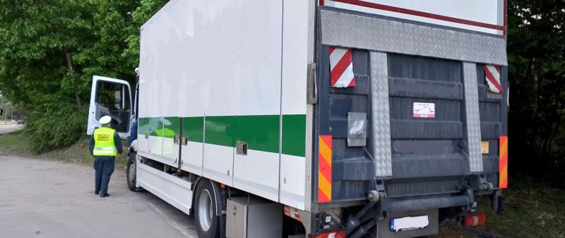 Inspektor ITD w trakcie kontroli