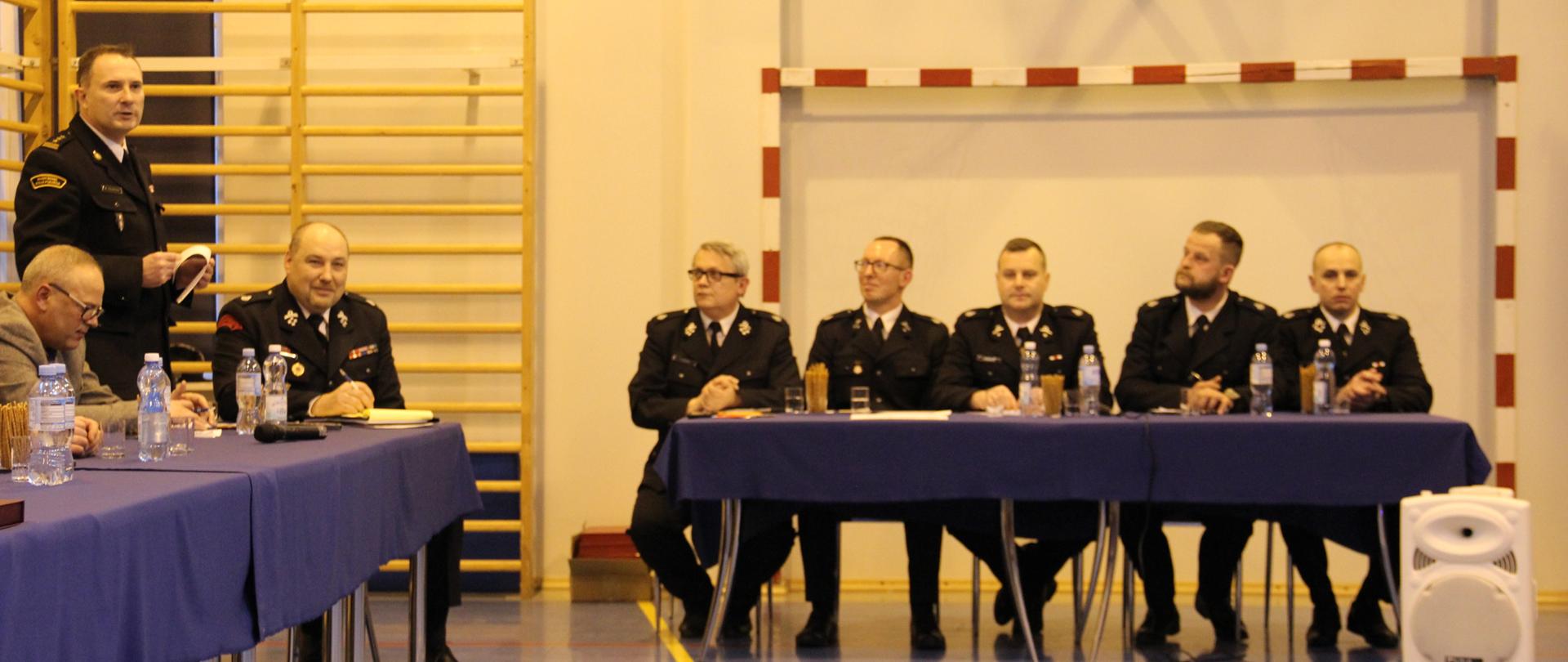 Uczestnicy spotkania sprawozdawczego jednostki ochotniczej straży pożarnej