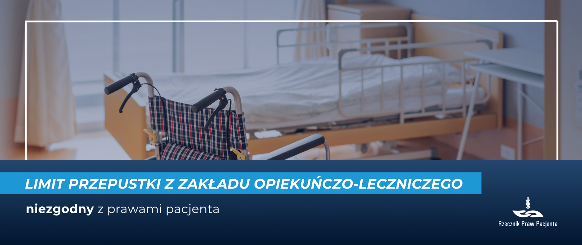 W sali szpitalnej łóżko szpitalne, przed którym stoi wózek inwalidzki.