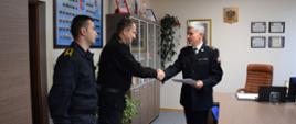 Komendant Powiatowy PSP gratuluje i wręcza wyciąg z rozkazu ws. przyznania nagrody pieniężnej asp. sztab. Andrzejowi Nowakowi