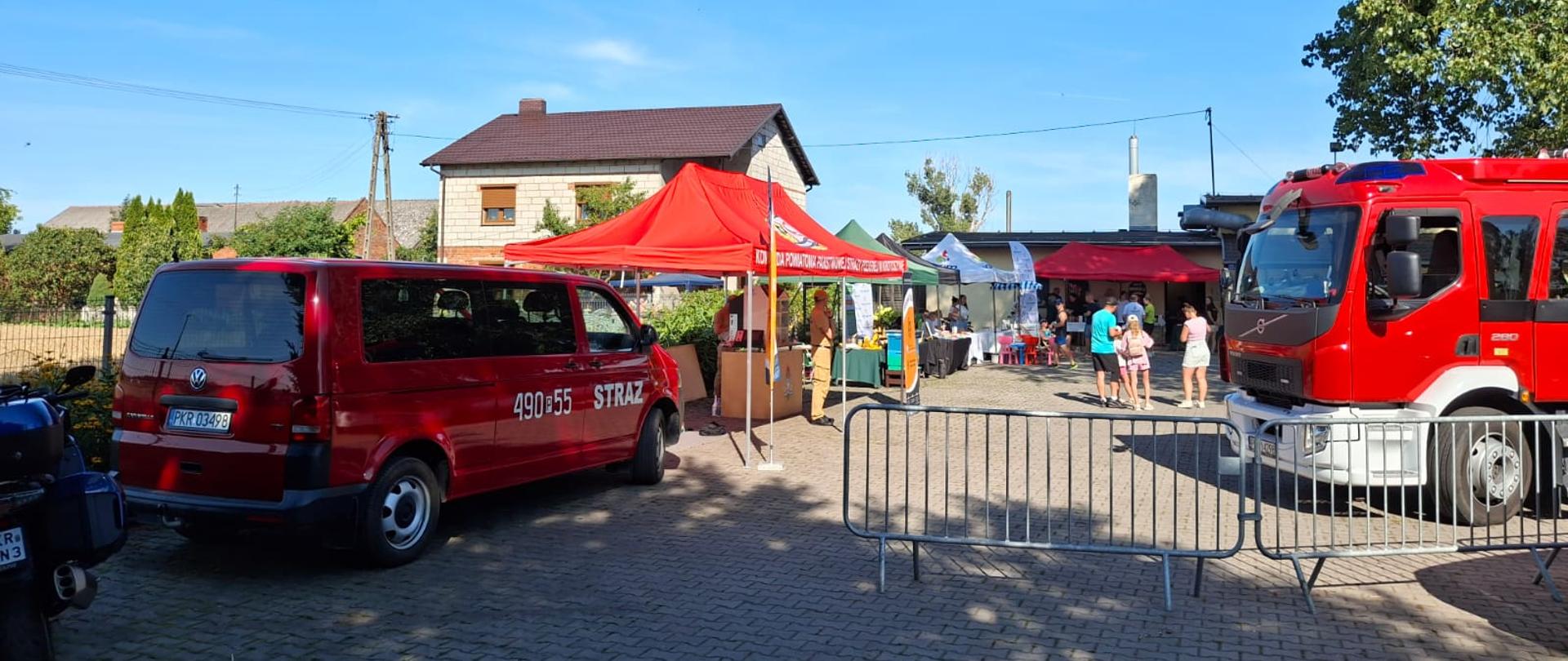 Stoisko edukacyjne Komendy Powiatowej Państwowej Straży Pożarnej w Krotoszynie podczas II Biegu Dębów Smoszewskich. Strażacy prowadzą pokazy pierwszej pomocy oraz zajęcia dla dzieci i dorosłych w ramach Akademii Ochrony Ludności i Obrony Cywilnej.