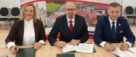 Na zdjęciu od lewej strony: Katarzyna Kowalska, skarbnik Miasta Przedecz, Robert Gajda zastępca prezesa zarządu NFOŚiGW, Jarosław Sobański, burmistrz Miasta i Gminy Przedecz.
