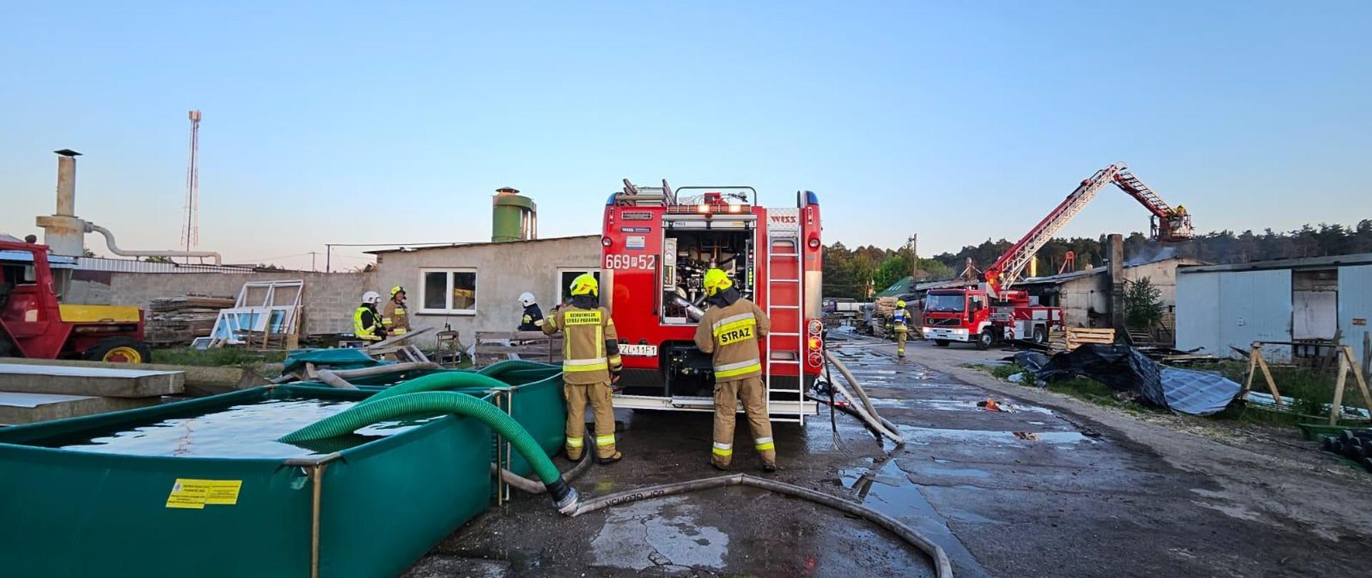 Widok strażaków przy wozie