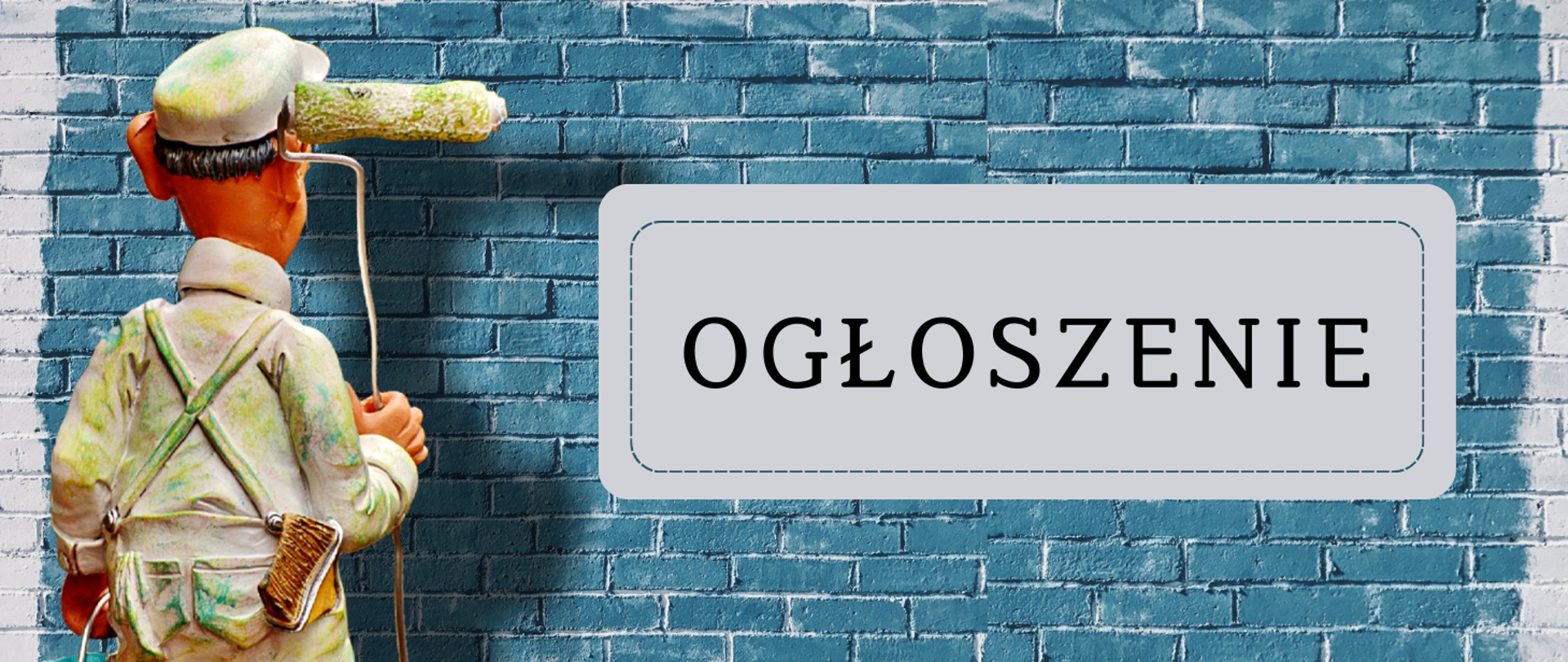 Tło obrazka to niebieskie cegły. Po lewej stronie obrazka miś w białym kombinezonie i czepku z przybrudzonym żółto- zieloną farbą. W prawej ręce misia wałek do malowania. Po lewej stronie szary prostokąt z czarnym napisem "ogłoszenie".