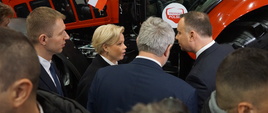 Prezydent i minister przy stoisku z traktorami