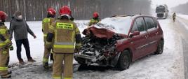 Rozbity samochód osobowy wskutek silnych opadów śniegu