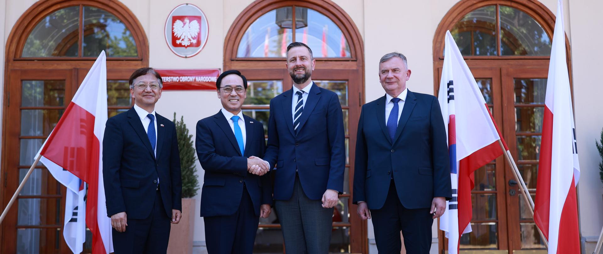 2 lipca 2025 r. w Warszawie, wicepremier, minister obrony narodowej Władysław Kosiniak-Kamysz oraz sekretarz stanu w MON Paweł Bejda przedstawili stan negocjacji w sprawie pozyskania na potrzeby Sił Zbrojnych RP koreańskich czołgów K2 Black Panther.