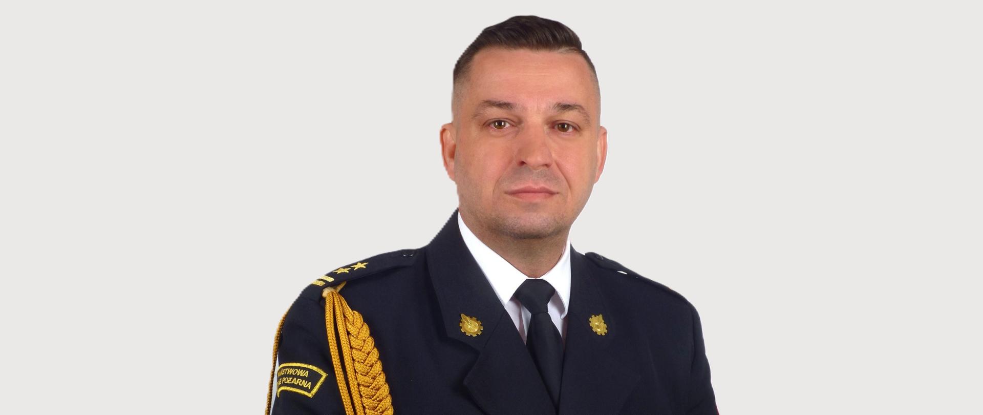 Zdjęcie przedstawia Komendanta Miejskiego PSP w Słupsku w mundurze galowym 