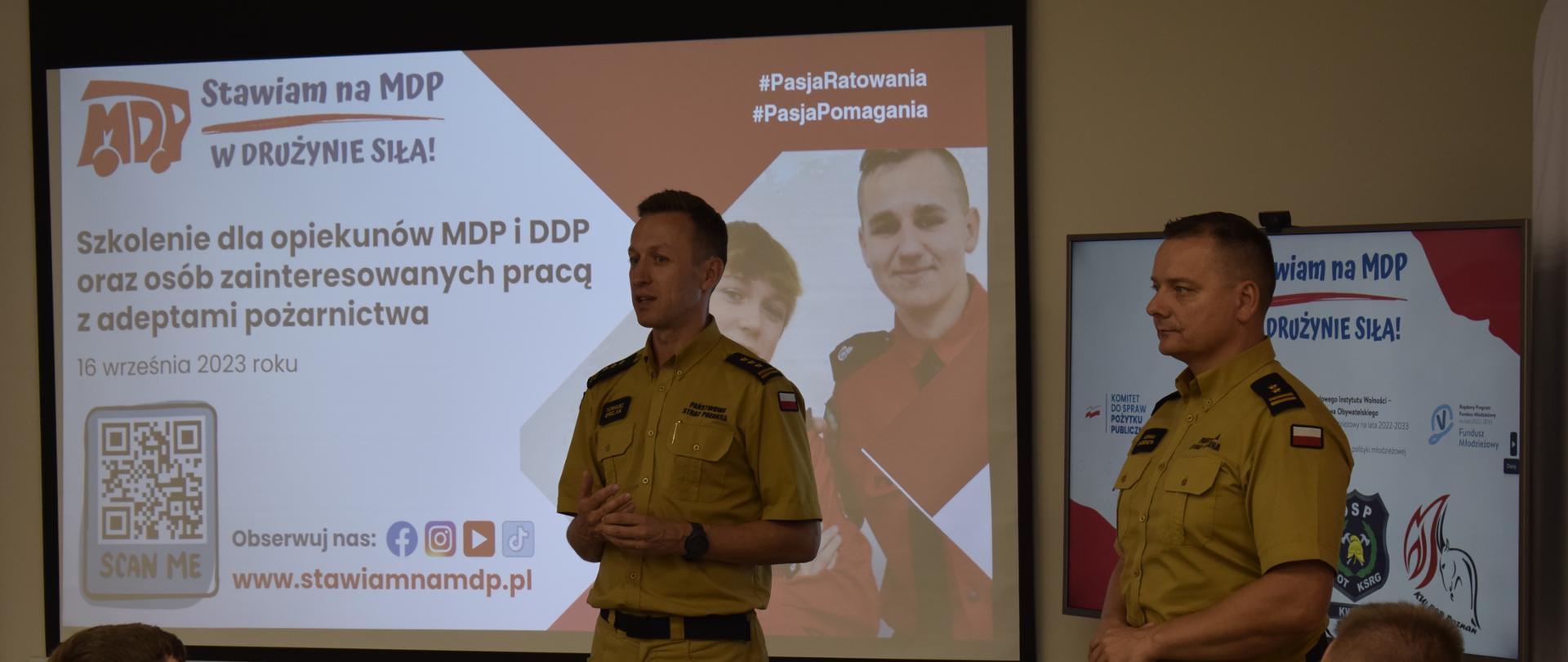 Dwaj komendanci PSP przemawiają do uczestników szkolenia