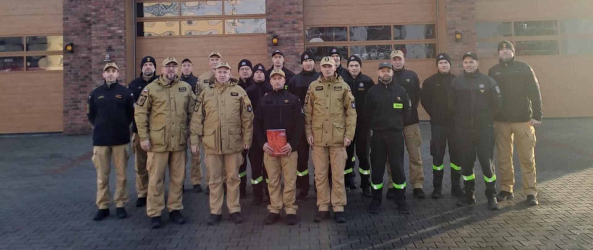 Na zdjęciu wszyscy uczestnicy uroczystej zmiany służby. Wszyscy w ubraniach służbowych i koszarowych 